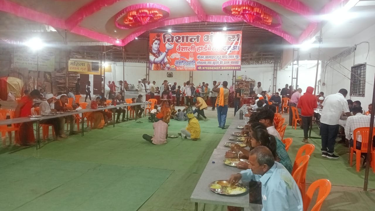 दमुआ इन्दिरा चौक में मेला यात्रियों के लिये निःशुल्क भंडारे में पधारे विधायक | New India Times