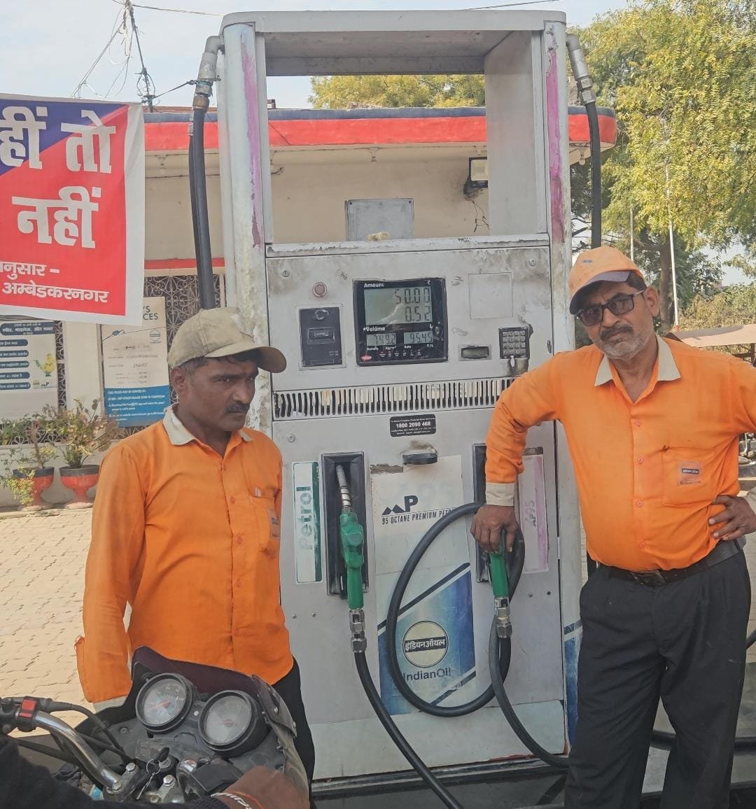 मल्होत्रा जी के पेट्रोल पंप पर बिना हेलमेट के मिल रहा फ्यूल, नो हेलमेट नो फ्यूल की उड़ रही धज्जियां | New India Times