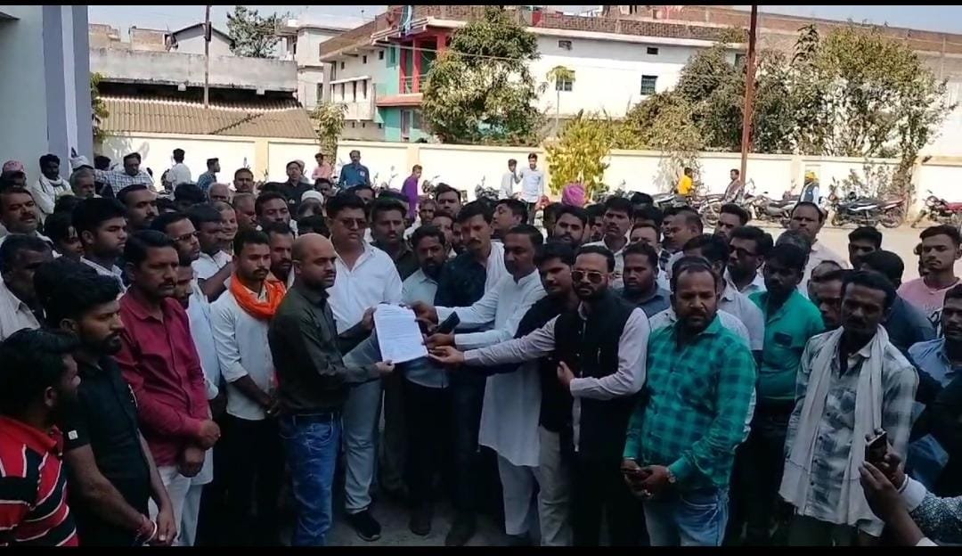 अपराधियों द्वारा दमोह सांसद एवं भाजपा की छवि धूमिल करने से आक्रोशित सैकड़ों भाजपा कार्यकर्ताओं ने तहसीलदार को मुख्यमंत्री के नाम सौंपा ज्ञापन | New India Times