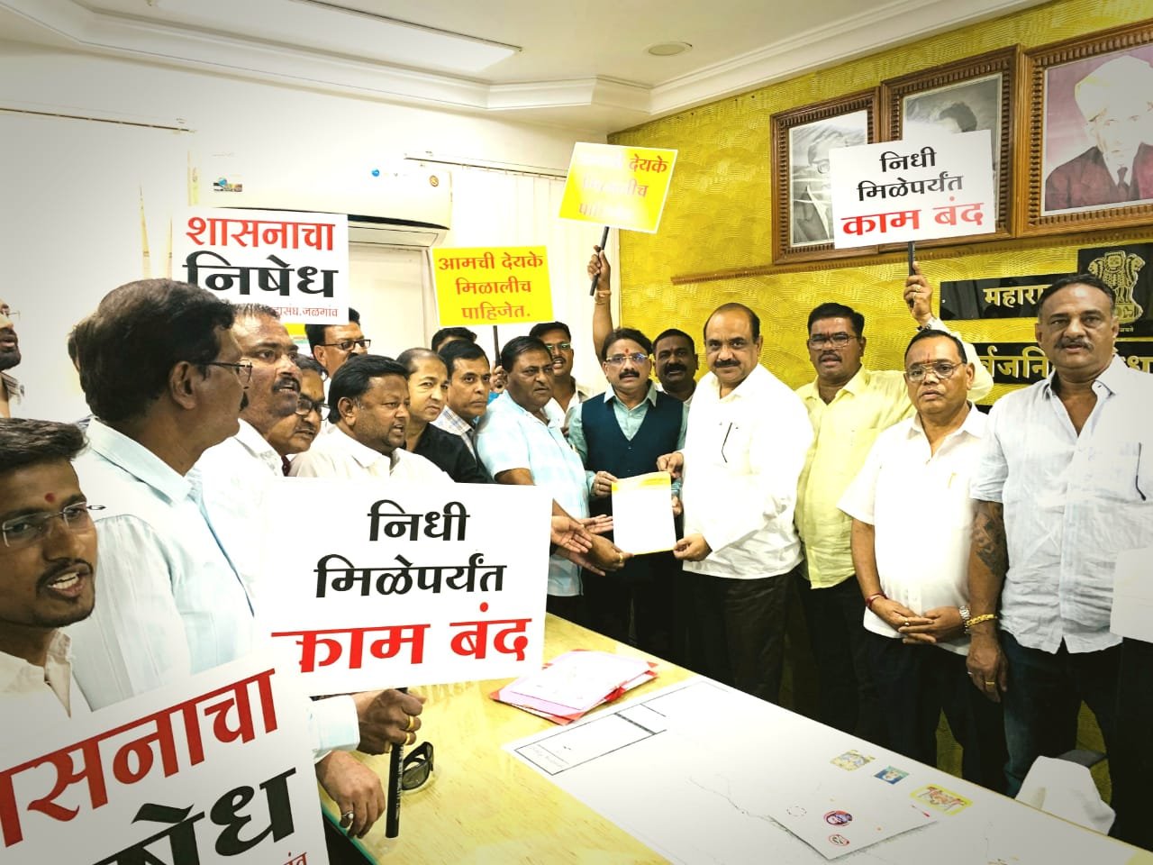 जलगांव जिले में 400 पंजीकृत ठेकेदारों ने बकाया राशि के भुगतान की मांग को लेकर शुरू किया काम बंद आंदोलन | New India Times