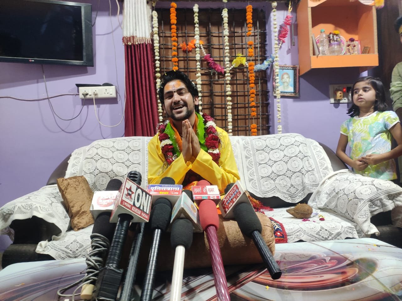 "बागेश्वर धाम" में आयोजित कार्यक्रम में सुरक्षा व्यवस्था को दृष्टिगत रखते हुए छतरपुर पुलिस द्वारा जारी की गई प्रतिबंधित सामग्री की लिस्ट, देश के प्रधानमंत्री होंगे कार्यक्रम के मुख्य अतिथि | New India Times