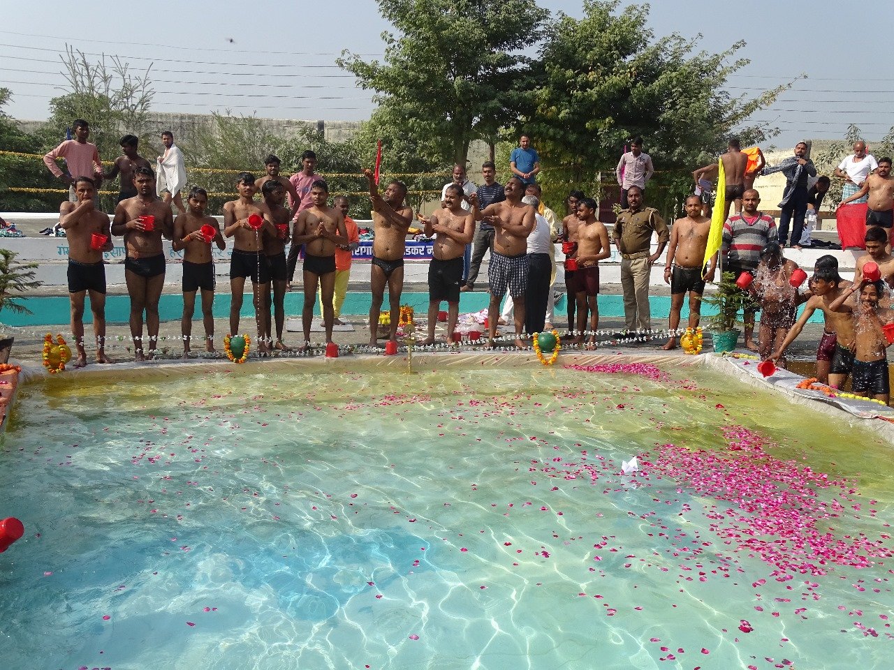 जेल मंत्री के आदेश पर बंदियों को कराया गया कुंभ स्नान | New India Times