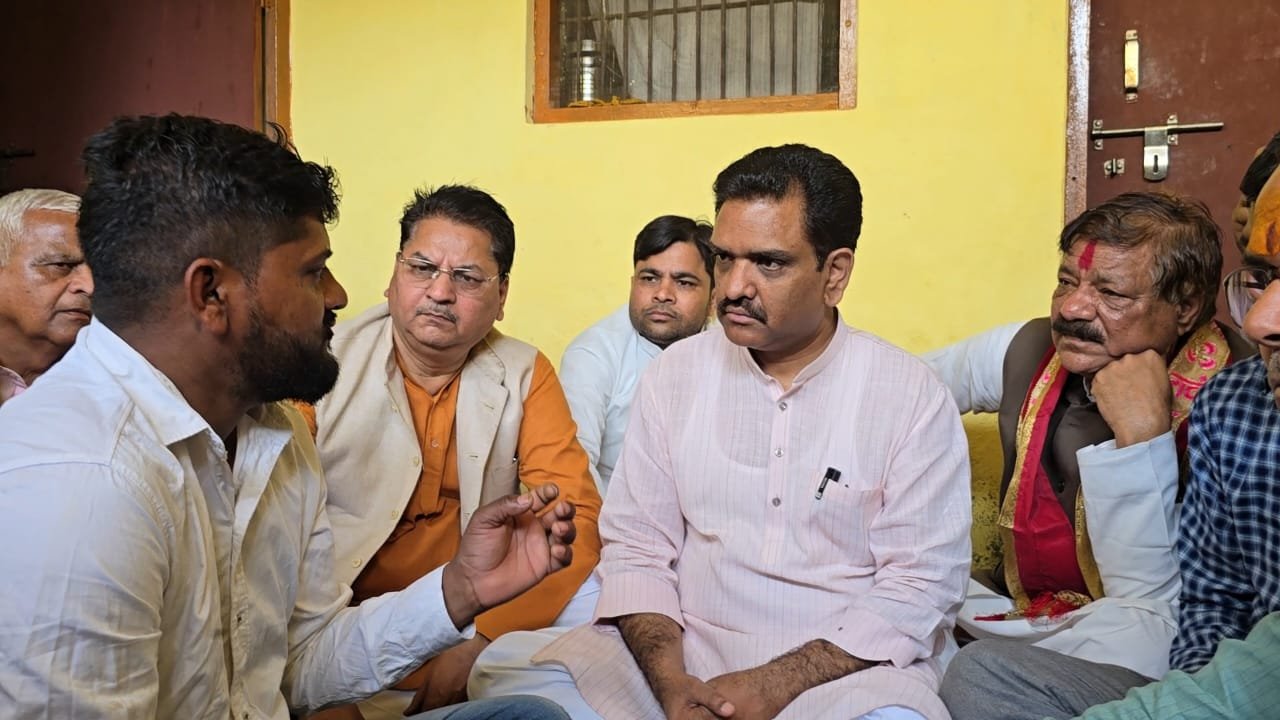 समाज कल्याण मंत्री असीम अरुण ने करनावल पहुंच पीड़ित परिवार से की मुलाका, अधिकारियों को दिया निर्देश | New India Times