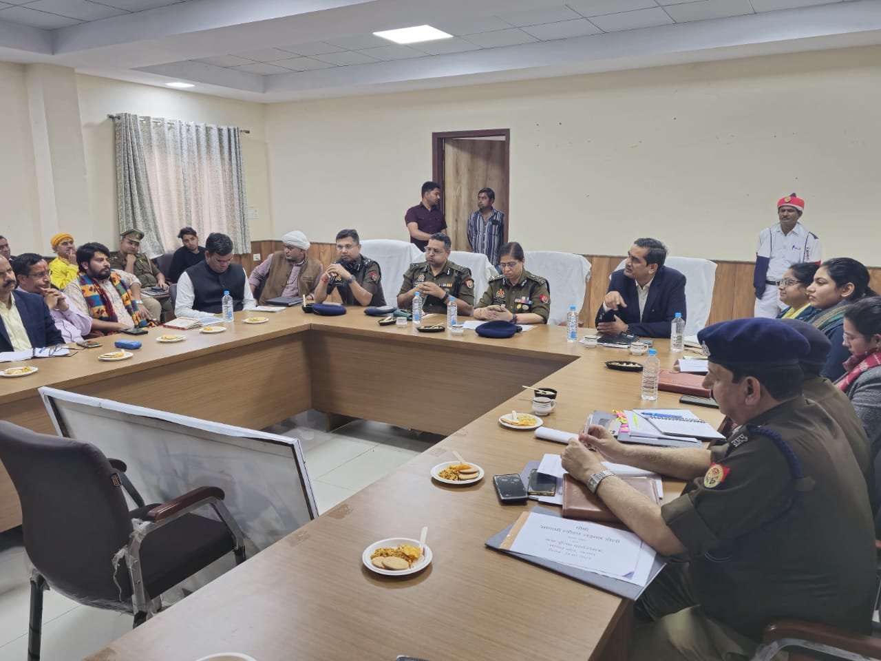 बरसाना की लड्डू एवं लट्ठमार होली की तैयारियों को लेकर अधिकारियों ने मंदिर के सेवायतों के साथ की बैठक 1 बरसाना की लड्डू एवं लट्ठमार होली की तैयारियों को लेकर अधिकारियों ने मंदिर के सेवायतों के साथ की बैठक | New India Times