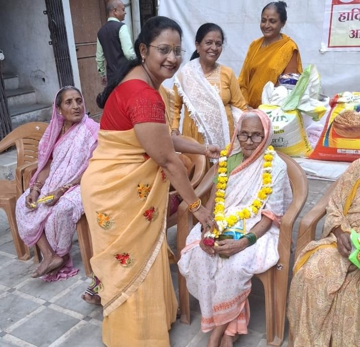 सहेली ग्रुप ऑफ़ बुरहानपुर की मेम्बर्स वृद्ध आश्रम पहुंच कर वृद्धजनों के जाने हाल-चाल व सामग्री का किया वितरण | New India Times