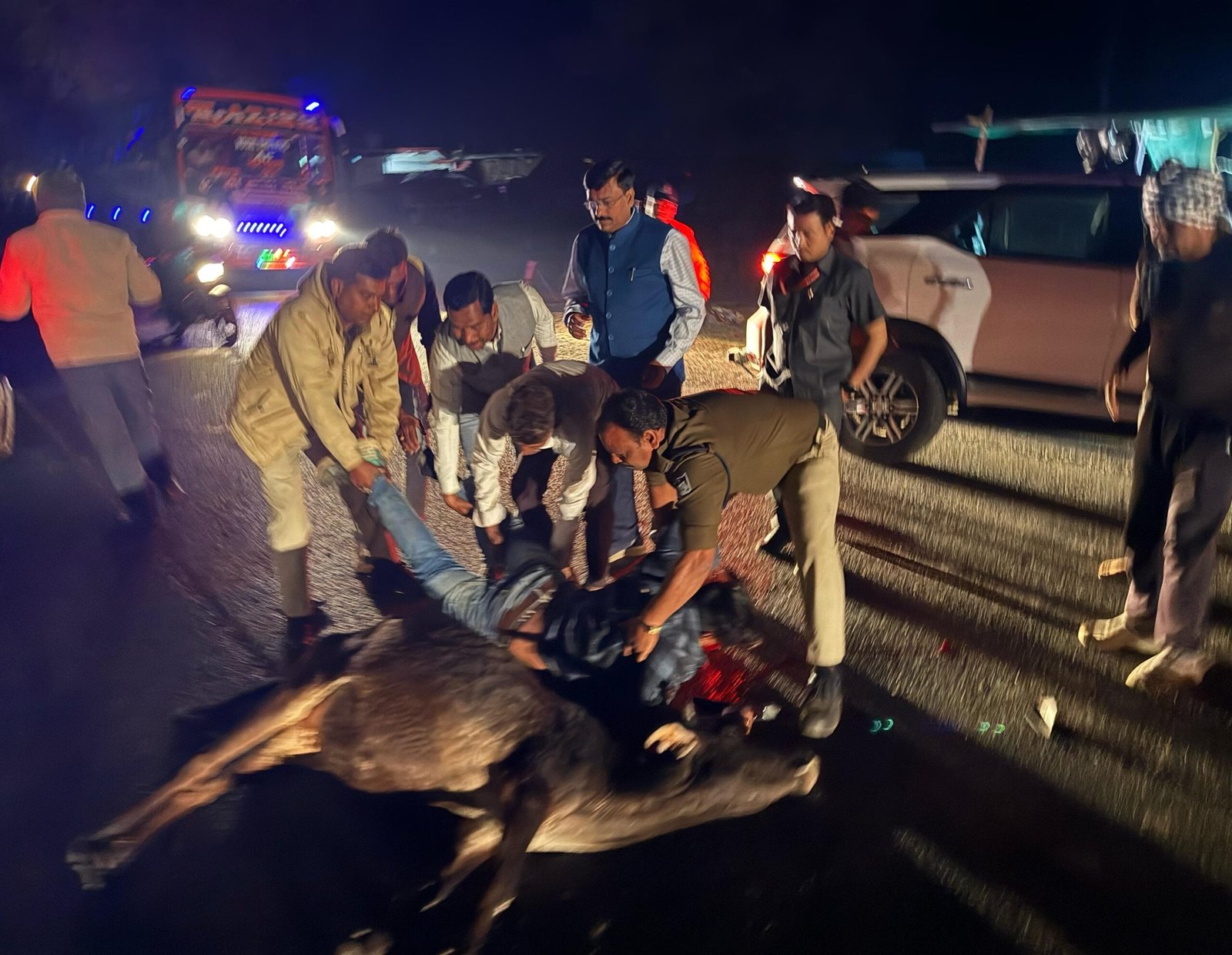 जब रात के अँधेरे में बीच सड़क पर रुका गया प्रदेश के संस्कृति मंत्री का काफ़िला, टू व्हीलर बाइक सवार युवक गाय से टकराकर घायल अवस्था में पड़ा मिला | New India Times