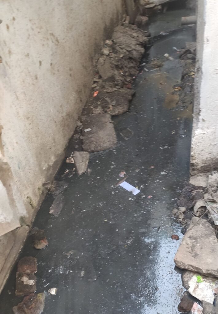 नगर निगम की लापरवाही से रहिवासी त्रस्त, टूटी फूटी नालियों की गंदगी से बीमारी फैलने का अंदेशा | New India Times
