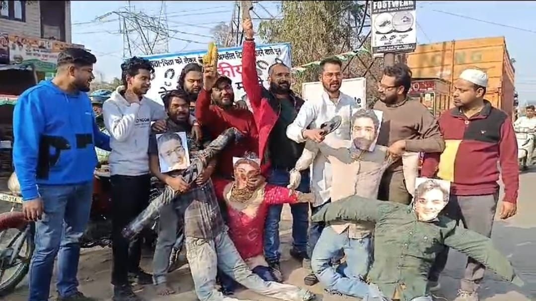 मुरादाबाद में यूट्यूबर रणवीर इलाहबादिया और उसकी टीम के खिलाफ बड़ा प्रदर्शन फूंके गये पुतले | New India Times
