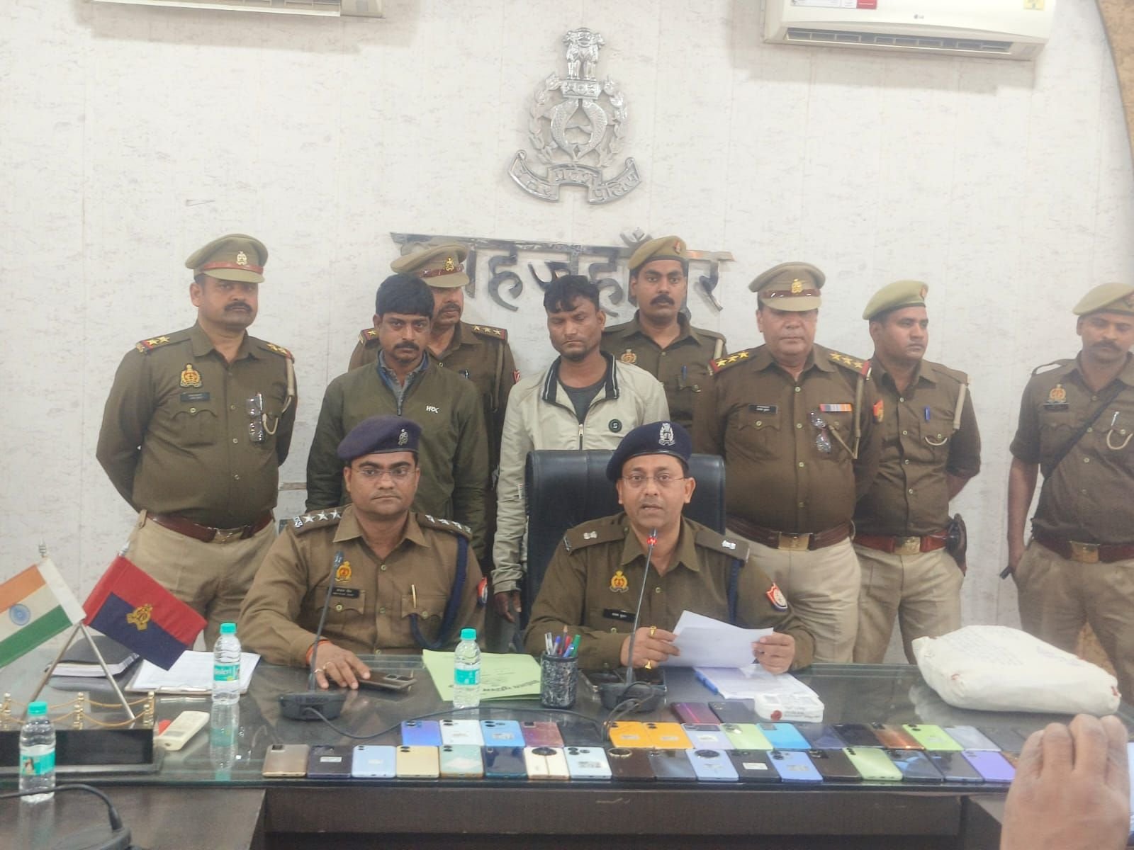 चोरी के आठ लाख के मोबाइल फोन बरामद, नाबालिग़ सहित झारखंड राज्य के दो शातिर चोर गिरफ्तार, बच्चों से कराते थे मोबाइल चोरी | New India Times