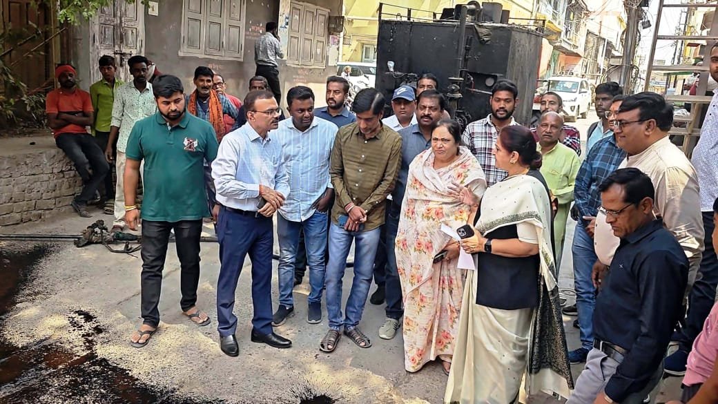विधायक अर्चना चिटनिस और महापौर माधुरी पटेल के प्रयासों से 393.02 लाख की लागत से नगर की 14 सड़कों का डामरीकरण का कार्य शुरू | New India Times