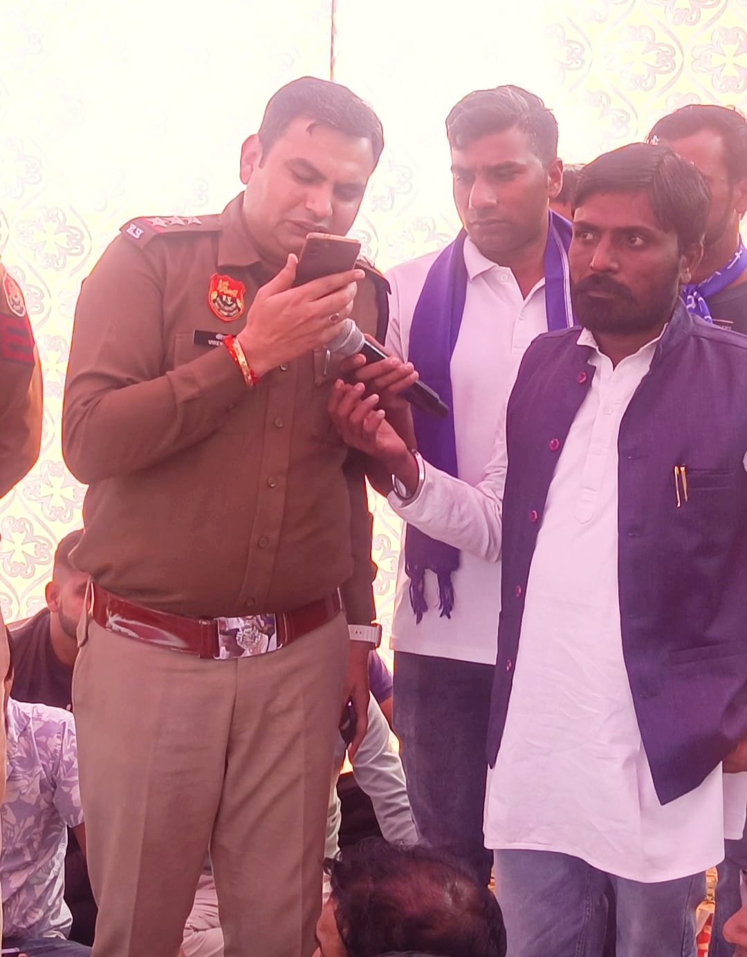 अम्बेडकर प्रतिमा के लिए 2 लाख 30 हजार की राशि मंजूर! सतपाल तंवर के साथ बीजेपी कार्यकर्ता ने की बदसुलूकी, मचा हंगामा, भीमसेना ने बीजेपी कार्यकर्ता को पंचायत से भगाया | New India Times