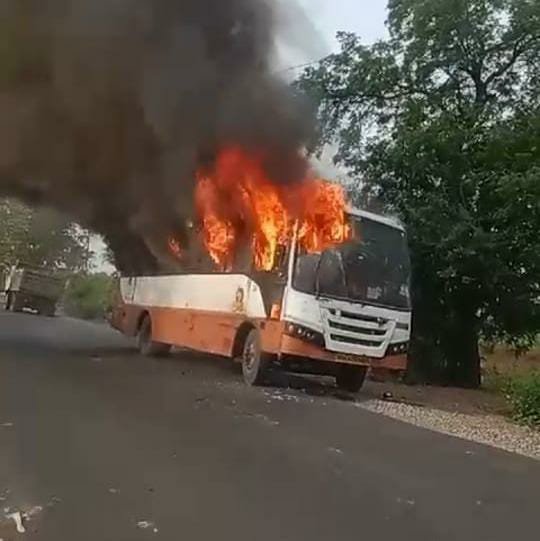 अकोट पोपट खेड़ मार्ग पर चलती बस में लगी आग, बस चालक की सर्तकता से सभी प्रवासी सुरक्षित | New India Times