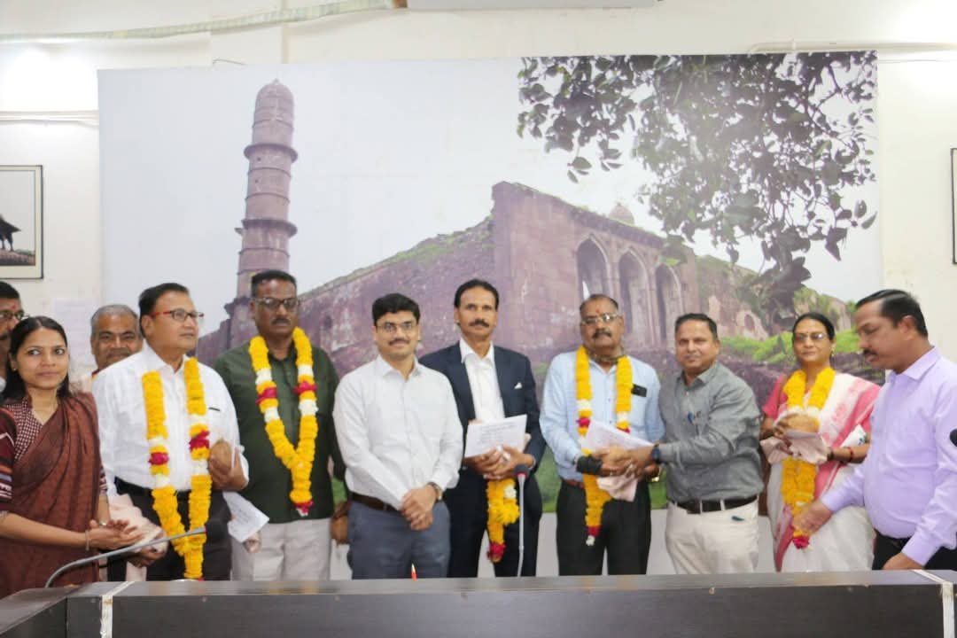 बुरहानपुर कलेक्टर द्वारा सेवा निवृत्त कर्मचारियों का किया गया सम्मान | New India Times