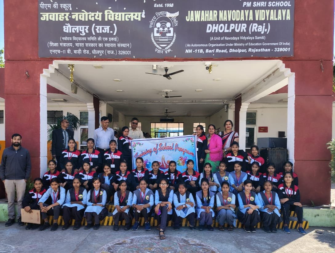 पीएम श्री विद्यालय की छात्राओं ने नवोदय विद्यालय का भ्रमण कर सीखे नए सबक़ | New India Times