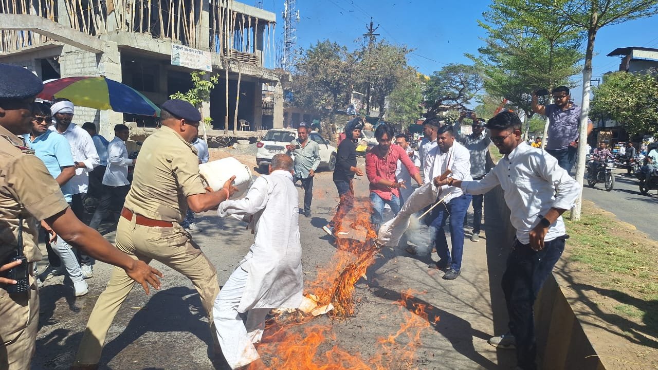 पूर्व मुख्यमंत्री कमलनाथ के खिलाफ आपत्तिजनक टिप्पणी करने के विरोध में कांग्रेसियों ने सांसद और मंत्री का फूंका पुतला | New India Times