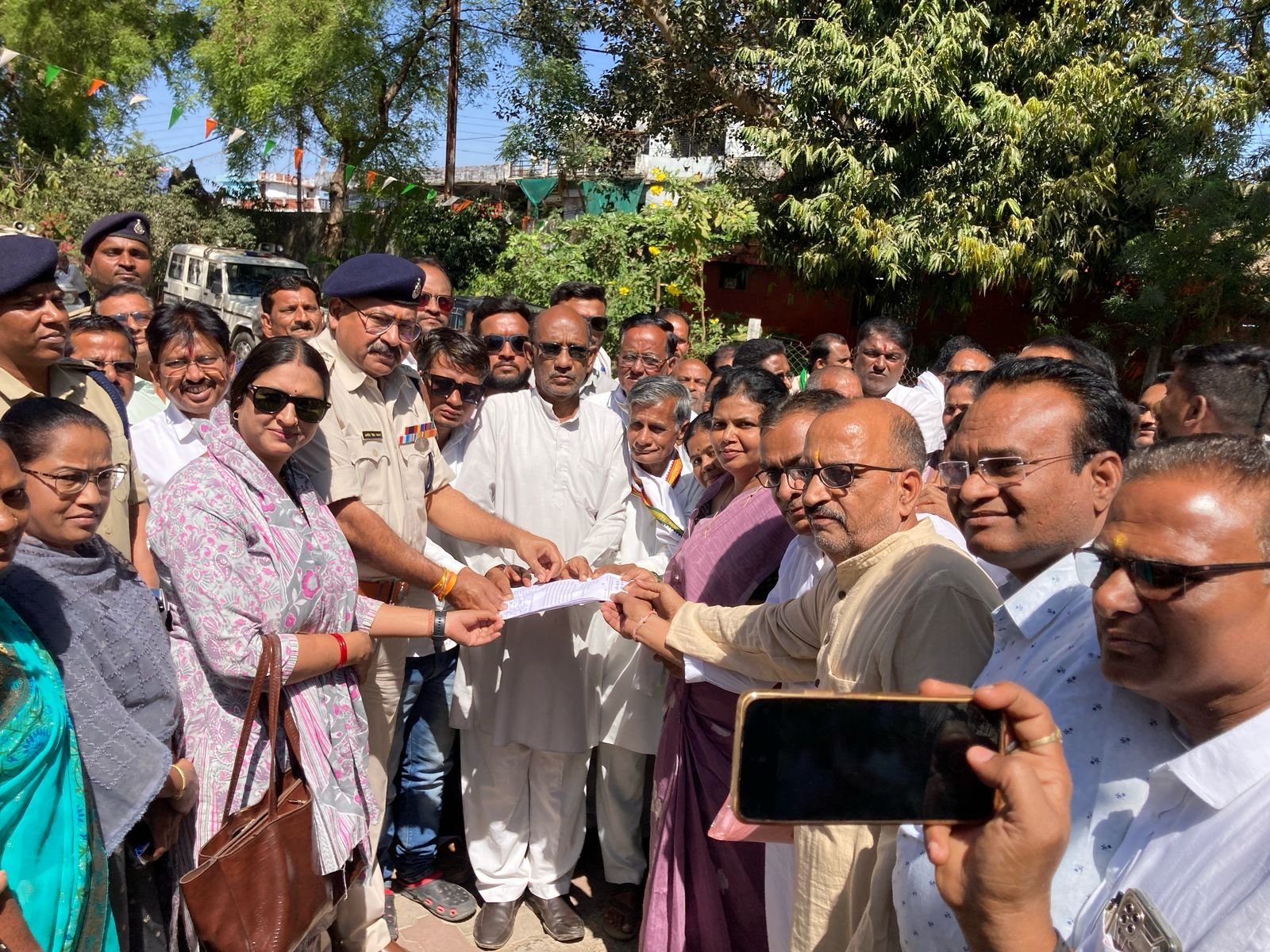 सांसद विवेक बंटी साहु एवं भाजपा पदाधिकारियों के ख़िलाफ़ कांग्रेस जनो द्वारा किया गया जंगी प्रदर्शन | New India Times