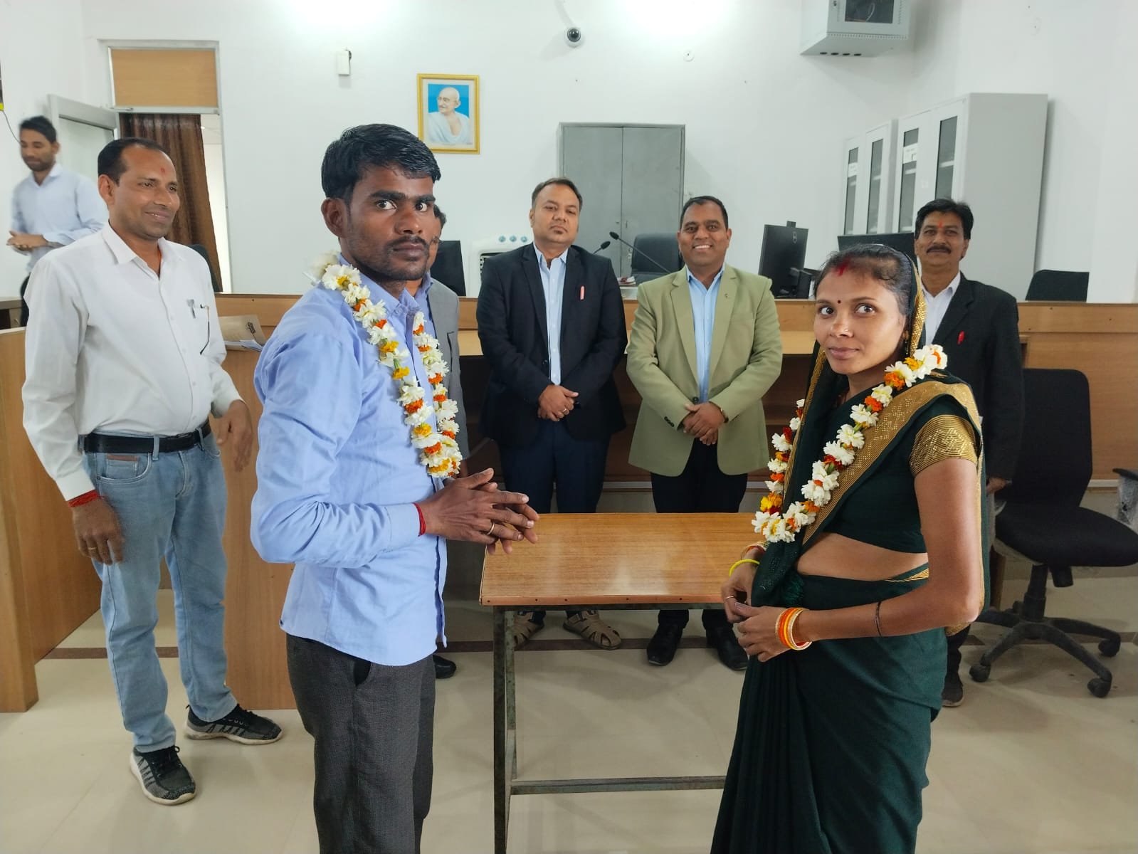 लोक अदालत में पति-पत्नी की हुई सुलह, न्यायाधीशों के सामने पहनाई एक दूसरे को माला, एक साथ हुए घर रवाना | New India Times