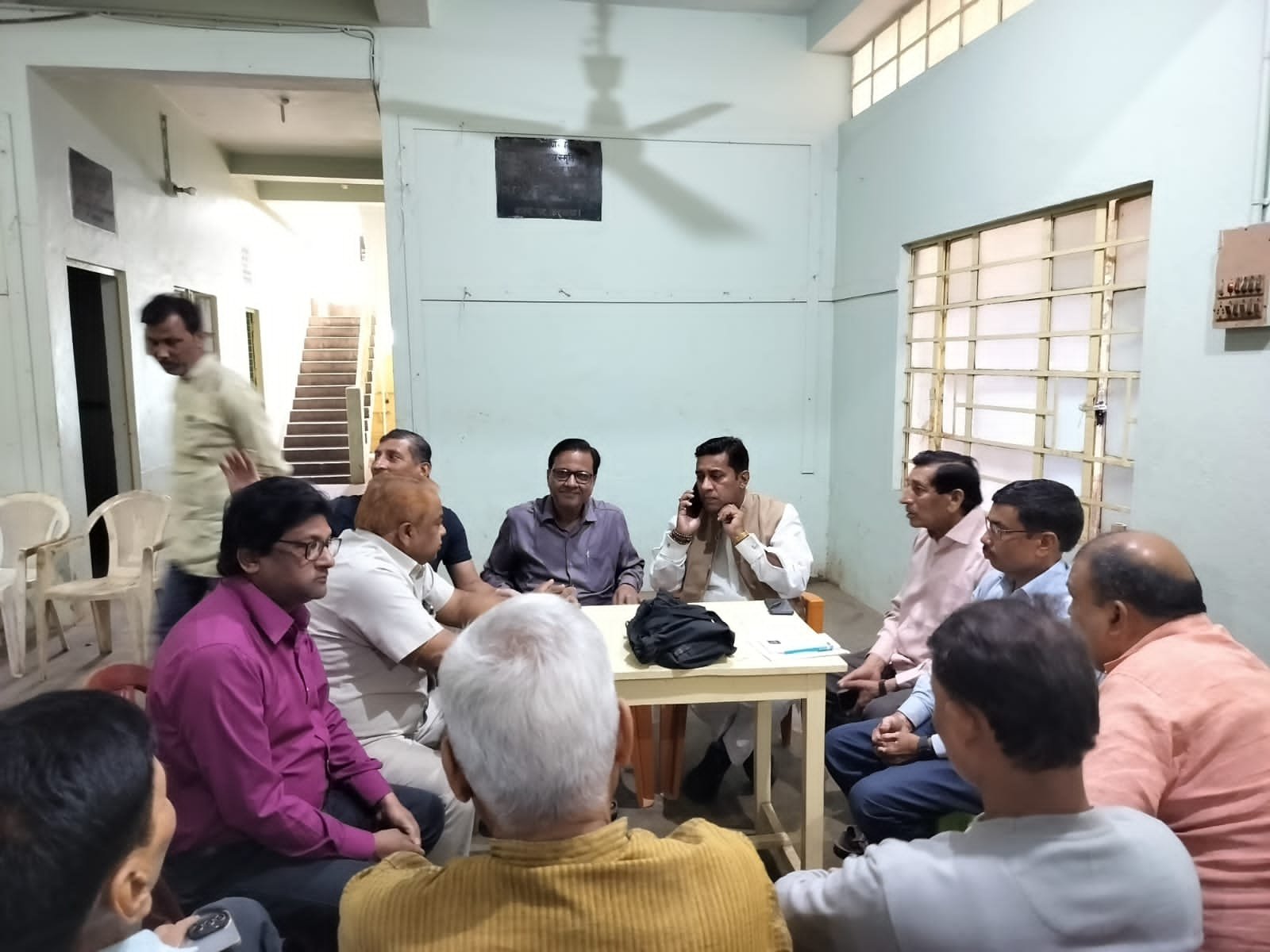 दवा व्यवसायी के यहां डकैती के असफल प्रयास पर आक्रोशित व्यवसायियों ने की बैठक | New India Times