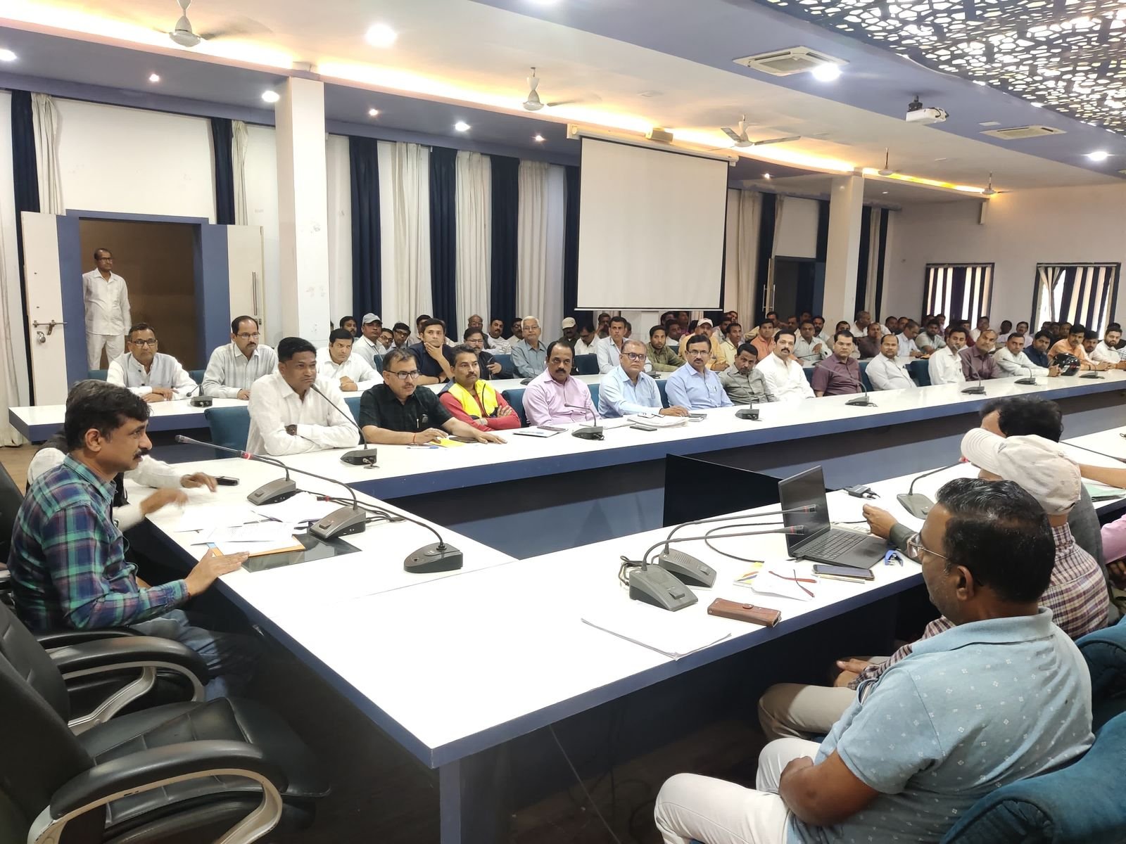 कलेक्टर ने अशासकीय विद्यालयों के संचालक/प्रधानाध्यापकों की ली बैठक | New India Times