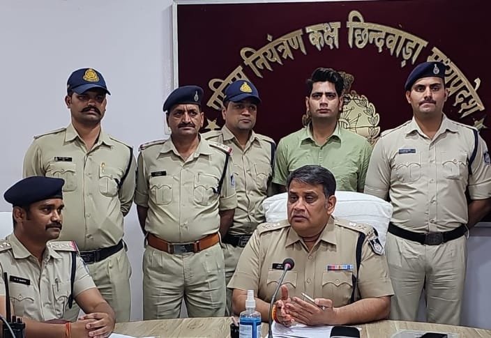 सोशल मीडिया फेसबुक, वाट्सअप पर वीडियो कॉल के जरिए फर्जी अश्लील वीडियो व फोटोज बनाकर लोगों को ब्लैक मेल करने वाले गैंग का पुलिस ने किया खुलासा | New India Times