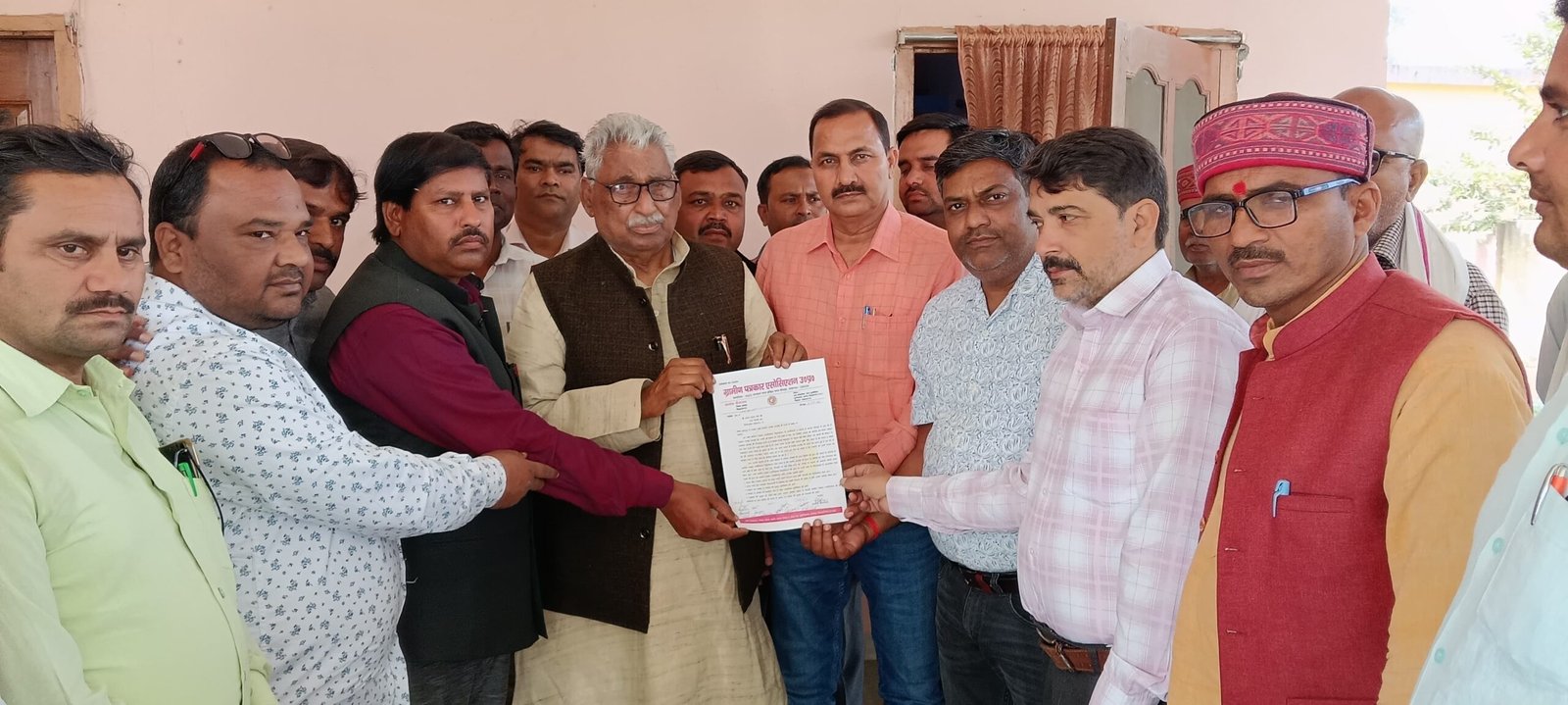 पत्रकार की हत्या पर ग्रामीण पत्रकार एसोसिएशन का विरोधः 1 करोड़ मुआवजा और नौकरी की मांग, नेता प्रतिपक्ष को सौंपा ज्ञापन | New India Times