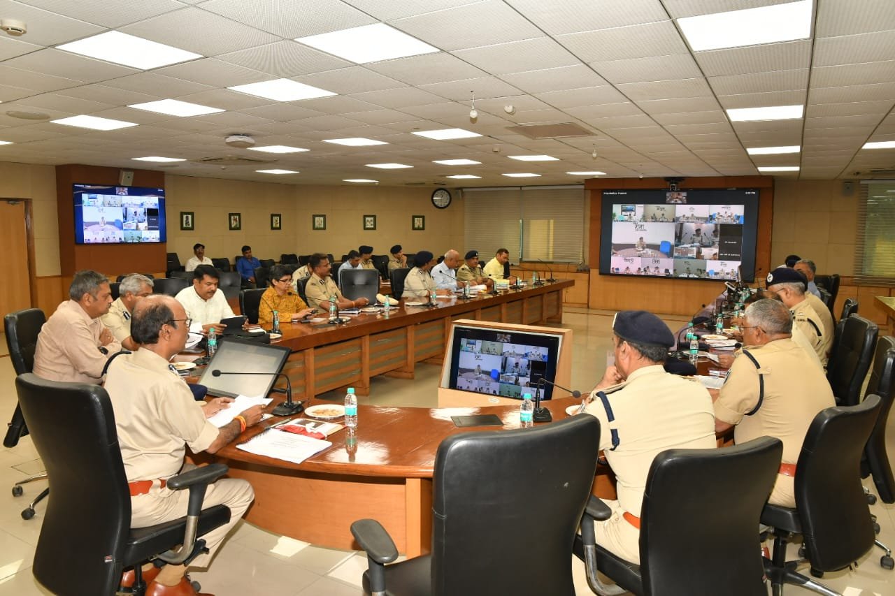 त्यौहारों पर प्रदेश में शांति एवं कानून व्यवस्था बनाए रखने के लिए पुलिस महानिदेशक ने वीडियो कॉन्फ्रेंसिंग के माध्यम से पुलिस विभाग के आला अधिकारियों की ली बैठक | New India Times