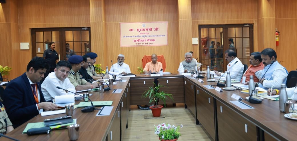मुख्यमंत्री श्री योगी आदित्यनाथ ने झांसी मण्डल के अधिकारियों के साथ की समीक्षा बैठक | New India Times