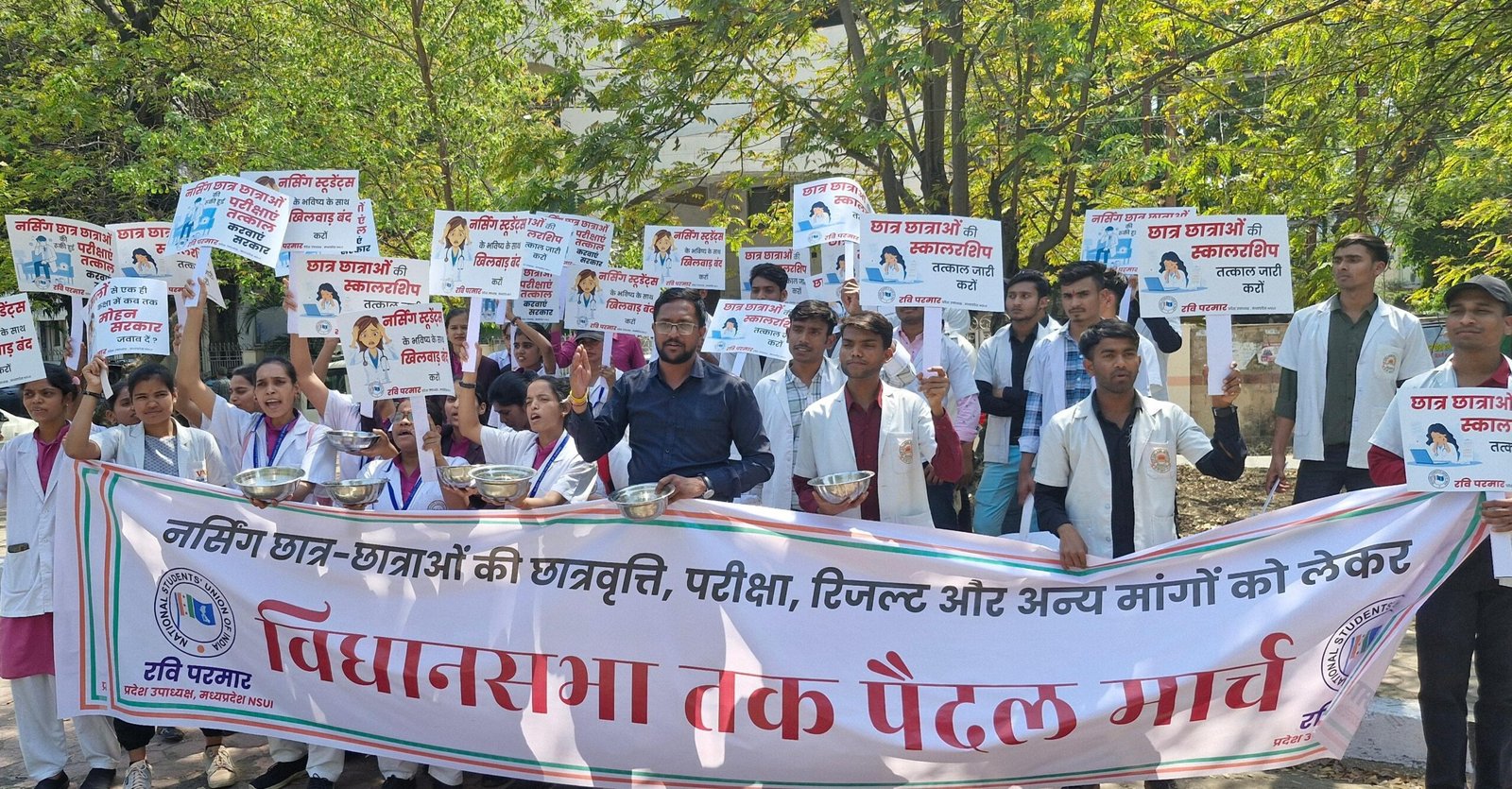 कटोरा लेकर छात्रवृत्ति एवं डिग्री की भीख मांगने जा रहे नर्सिंग छात्र छात्राओं को पुलिस ने रोका | New India Times