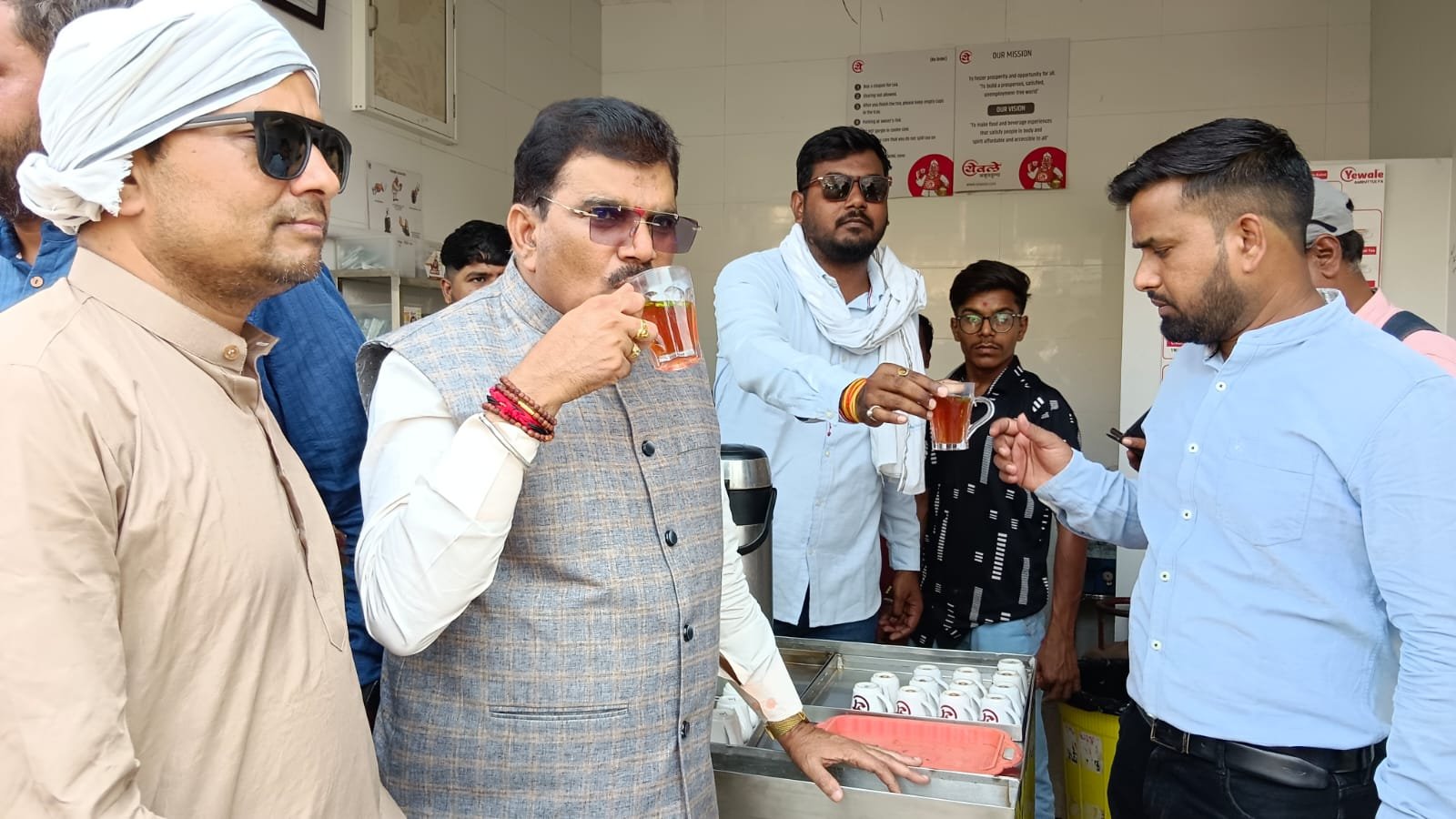 सांसद ज्ञानेश्वर पाटिल ने वोकल फॉर लोकल को प्रोत्साहित करने के लिए जानकी, आराध्या और हर्षवर्धन के साथ स्थानीय बाज़ार से गुलाल-पिचकारी खरीदी | New India Times