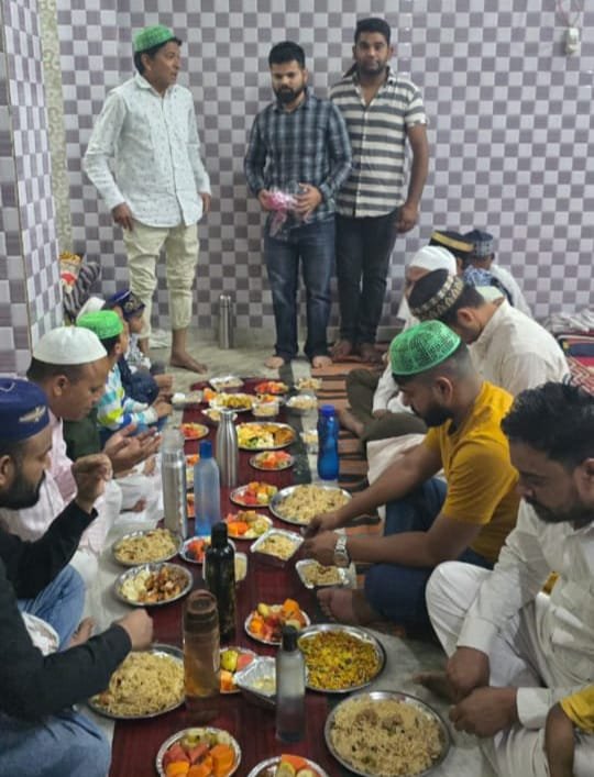 बाड़ी में युवा पार्षद आकाश यादव ने रोजेदारों के लिए इफ्तार पार्टी का किया आयोजन | New India Times