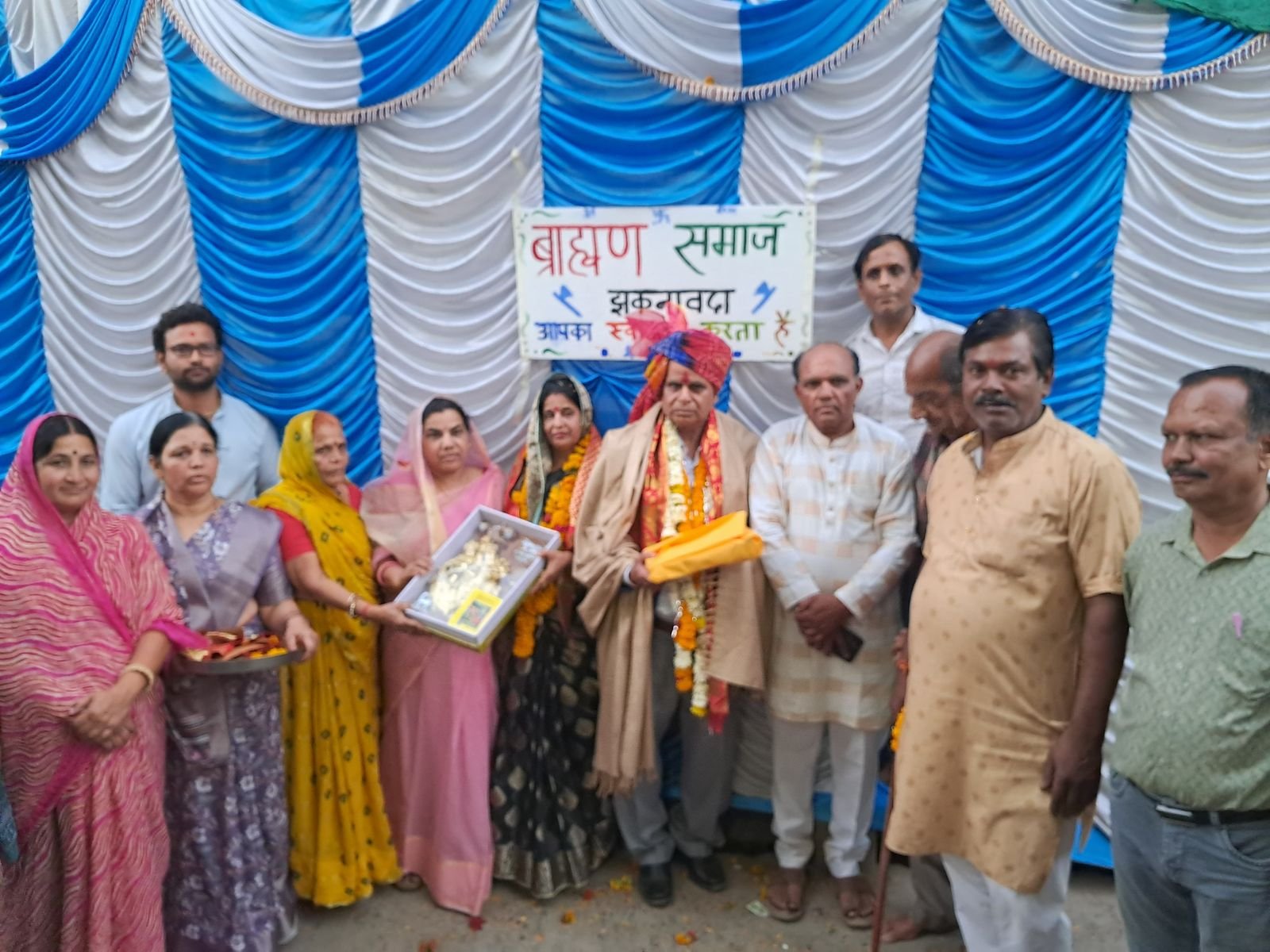 नगर के इतिहास में पहली बार शिक्षक का यादगार विदाई समारोह, स्टाफ व नगर वासियों ने बेंड बाजों के साथ बग्गी में बैठाकर दी विदाई 1 नगर के इतिहास में पहली बार शिक्षक का यादगार विदाई समारोह, स्टाफ व नगर वासियों ने बेंड बाजों के साथ बग्गी में बैठाकर दी विदाई | New India Times