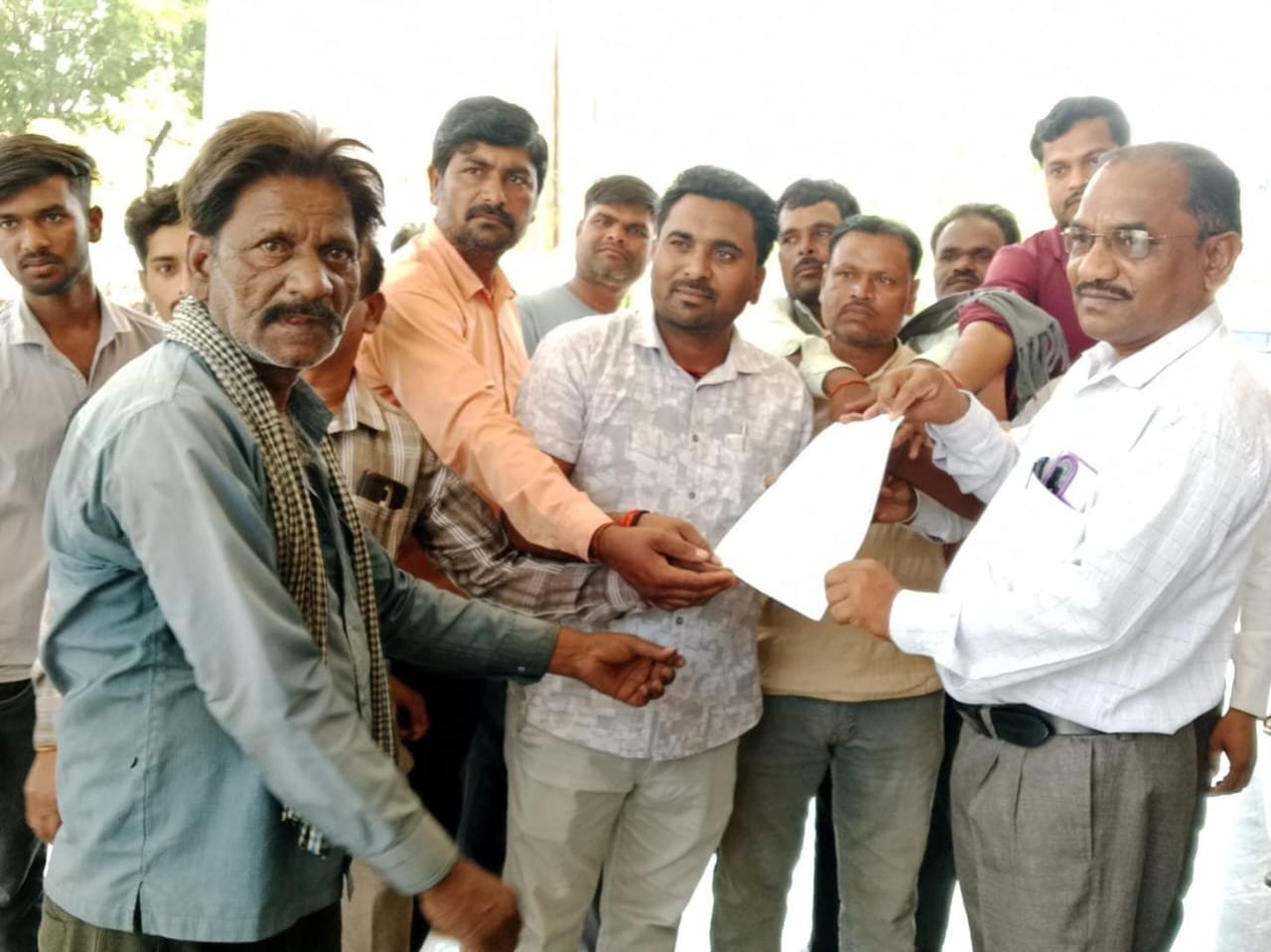 पटेल वार्ड के लोगों ने सीएमओ के ख़िलाफ़ नारेबाज़ी करते हुए मुख्यमंत्री एवं कमिश्नर के नाम नायब तहसीलदार को सौंपा ज्ञापन | New India Times