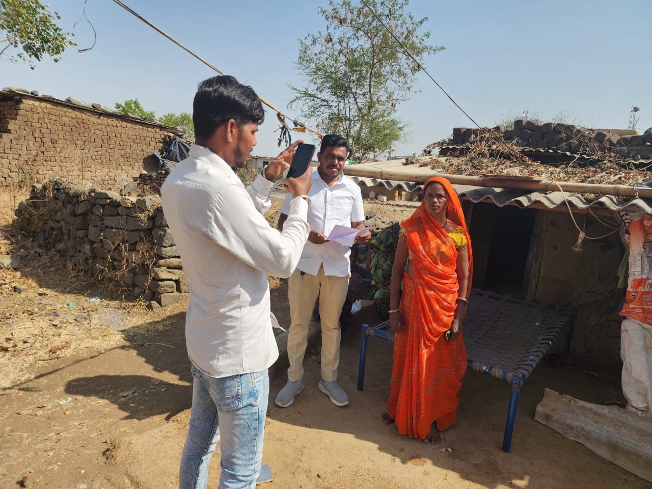 सरपंच घर घर जाकर प्रधानमंत्री आवास का करवा रहे हैं सर्वे 1 सरपंच घर घर जाकर प्रधानमंत्री आवास का करवा रहे हैं सर्वे | New India Times