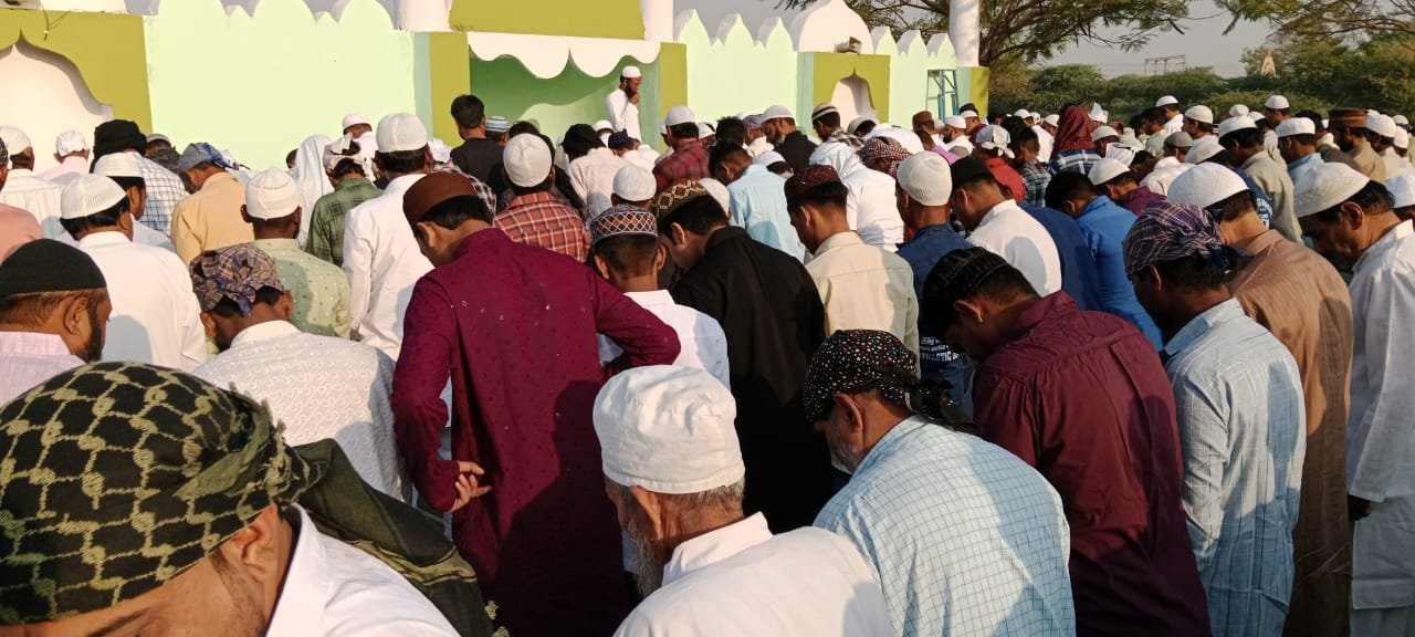 भारत में धूमधाम से मनाया गया ईद-उल-फितर का त्योहार, मुल्क में अमन-चैन के लिए मांगी गईं दुआएं 1 भारत में धूमधाम से मनाया गया ईद-उल-फितर का त्योहार, मुल्क में अमन-चैन के लिए मांगी गईं दुआएं | New India Times