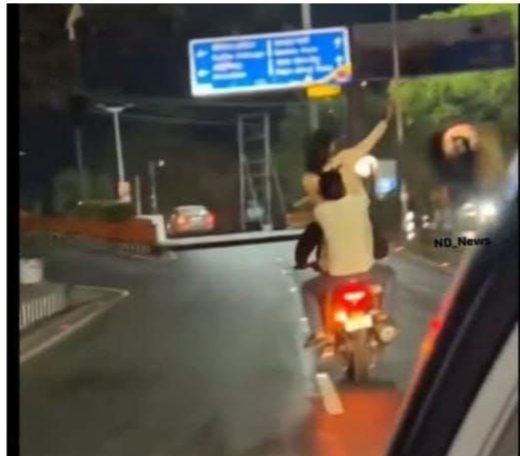 भोपाल के वीआईपी रोड पर महिला मित्र के साथ चलती बाइक पर खतरनाक स्टंट करने वालों को भोपाल पुलिस ने किया गिरफ्तार 1 भोपाल के वीआईपी रोड पर महिला मित्र के साथ चलती बाइक पर खतरनाक स्टंट करने वालों को भोपाल पुलिस ने किया गिरफ्तार | New India Times
