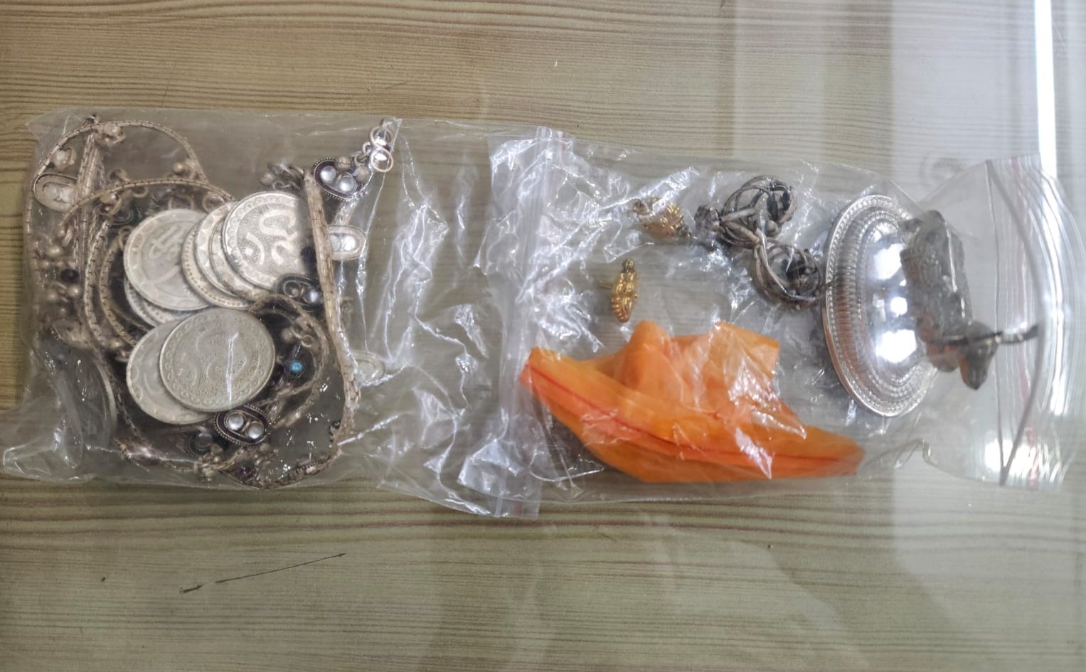 घर का ताला तोड़कर सोने-चांदी के जेवरात चुराने वाले एक शातिर चोर को पुलिस ने गिरफ्तार कर मशरूका माल के किया बरामद 1 घर का ताला तोड़कर सोने-चांदी के जेवरात चुराने वाले एक शातिर चोर को पुलिस ने गिरफ्तार कर मशरूका माल के किया बरामद | New India Times