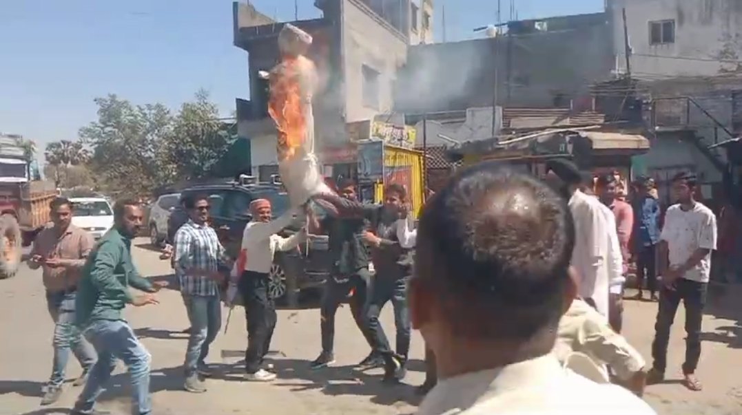 मंत्री प्रहलाद पटेल के इस्तीफे की मांग को लेकर कांग्रेस का पुतला दहन | New India Times