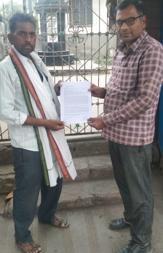 श्रमिक को कार्य से बंद करने पर श्रमिक ने श्रम अधिकारी सहित उपभोक्ता अधिकार संगठन कार्यकारिणी अध्यक्ष से की शिकायत | New India Times