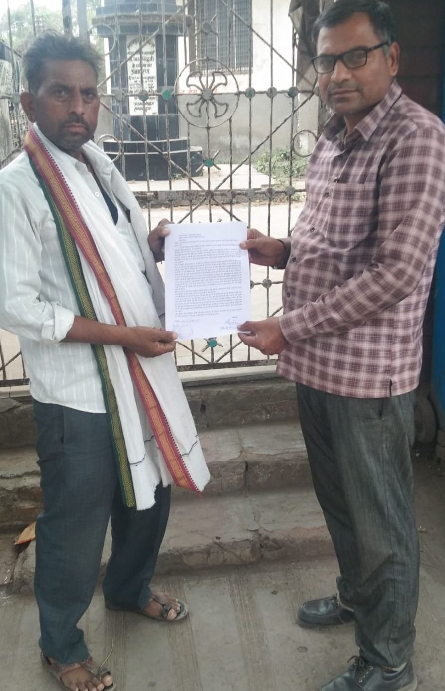 श्रमिक को कार्य से बंद करने पर श्रमिक ने श्रम अधिकारी सहित उपभोक्ता अधिकार संगठन कार्यकारिणी अध्यक्ष से की शिकायत | New India Times