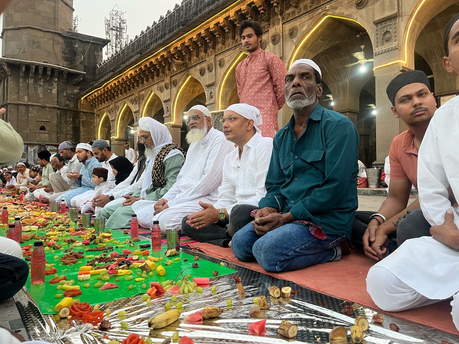 यूथ आईकॉन हर्षित सिंह ठाकुर ने शाही जामा मस्जिद बुरहानपुर में मुस्लिम समाज जनों के साथ परंपरागत रूप से किया रोज़ा इफ्तार | New India Times