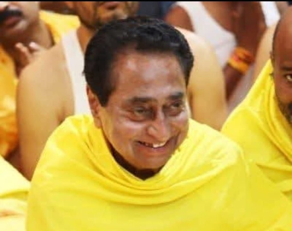 पूर्व मुख्यमंत्री कमलनाथ का तीखा बयान, मंच से टीआई को वर्दी की इज्ज़त रखने की दी हिदायत 2 पूर्व मुख्यमंत्री कमलनाथ का तीखा बयान, मंच से टीआई को वर्दी की इज्ज़त रखने की दी हिदायत | New India Times