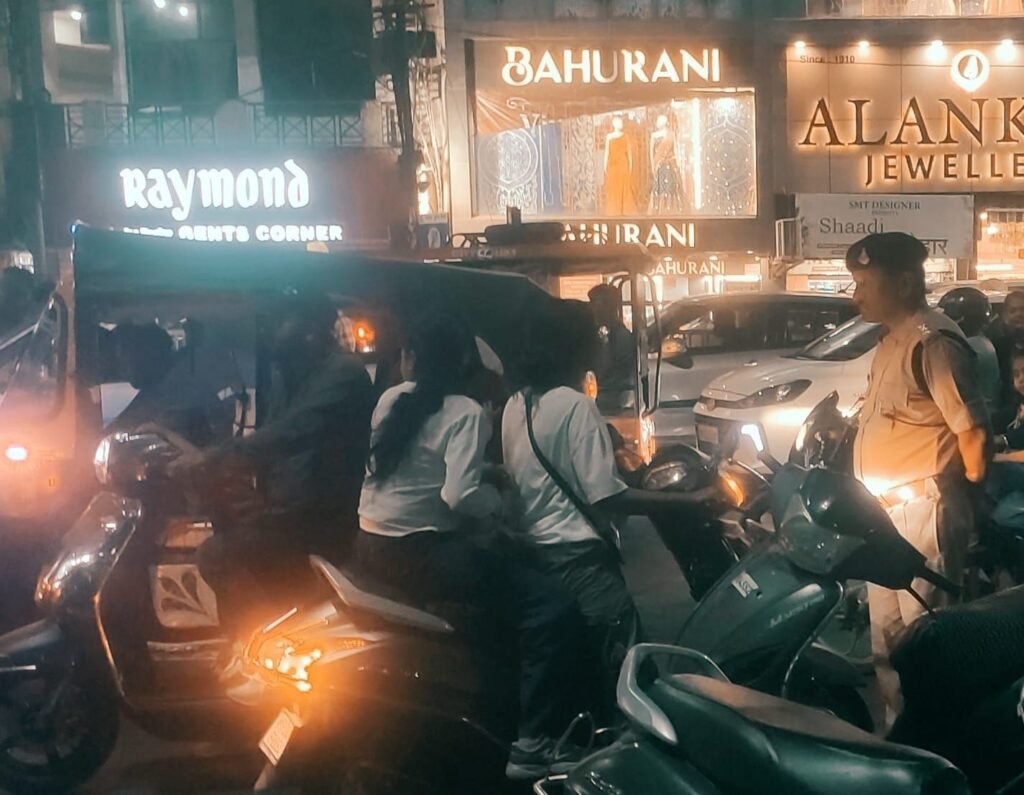 किसी को नियम तोड़ने नहीं दूंगा चाहे न्यू मार्केट में खरीदी करने वाले ही क्यों ना हों: एसीपी अजय वाजपेई | New India Times