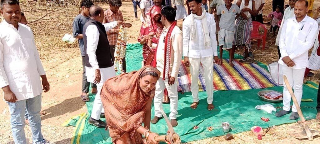विधायक वीरसिंह भूरिया, जनपद अध्यक्ष श्रीमती ललिता मुकेश मुणीया ने किया जनपद निधि से होने वाले लाखों रुपए के निमार्ण कार्यों का भूमि पूजन, ग्रामीणों ने फूलों की माला पहनाकर किया ज़ोरदार स्वागत | New India Times