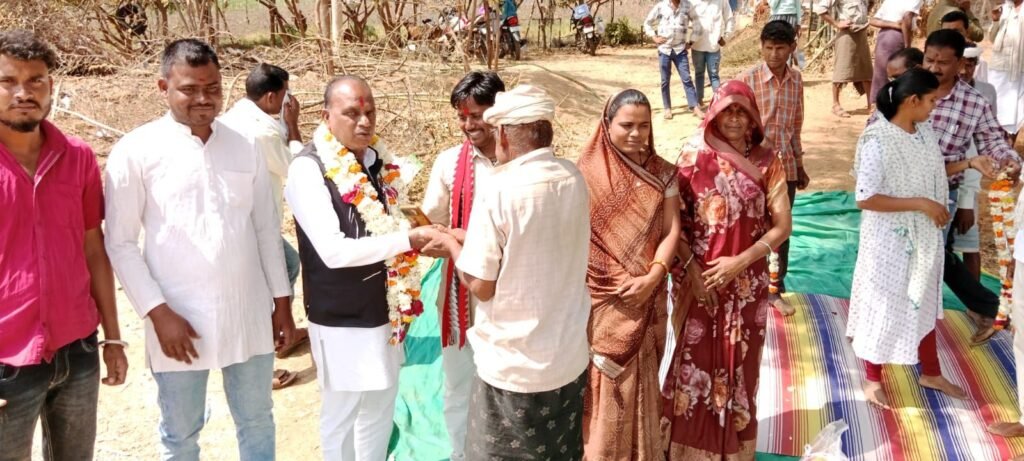 विधायक वीरसिंह भूरिया, जनपद अध्यक्ष श्रीमती ललिता मुकेश मुणीया ने किया जनपद निधि से होने वाले लाखों रुपए के निमार्ण कार्यों का भूमि पूजन, ग्रामीणों ने फूलों की माला पहनाकर किया ज़ोरदार स्वागत | New India Times