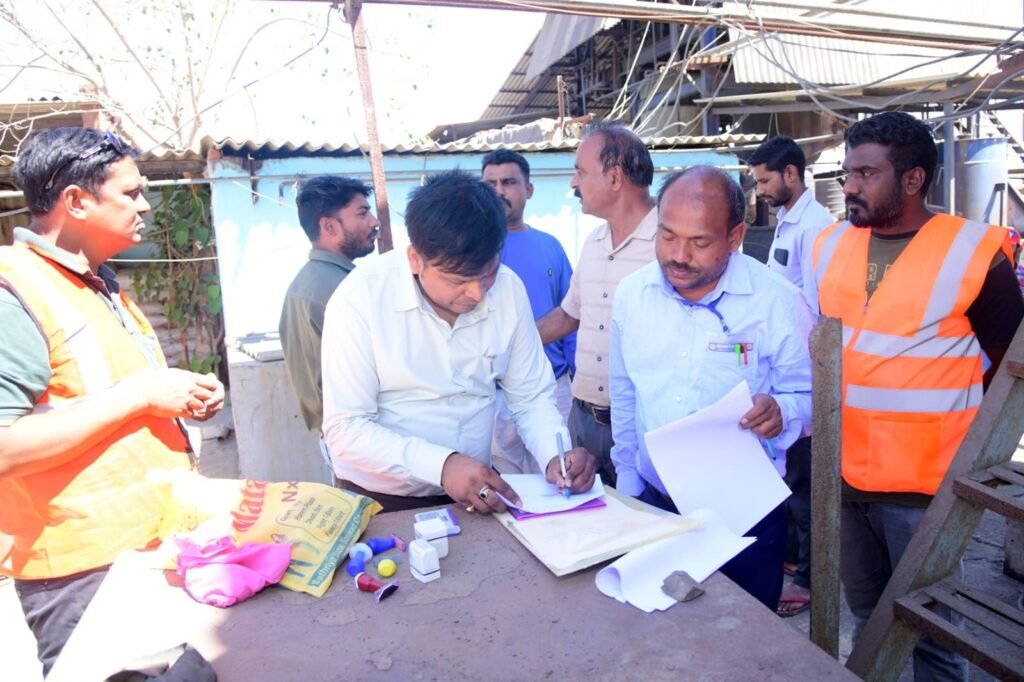 मेघनगर नगर परिषद ने औद्योगिक क्षेत्र की तीन फैक्ट्रीयों को किया सील | New India Times