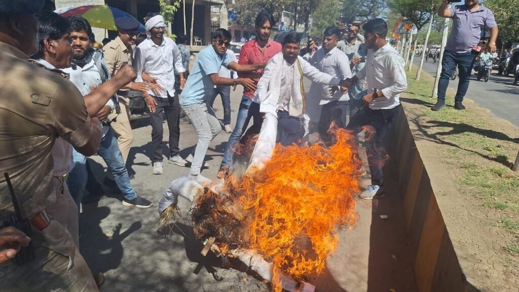पूर्व मुख्यमंत्री कमलनाथ के खिलाफ आपत्तिजनक टिप्पणी करने के विरोध में कांग्रेसियों ने सांसद और मंत्री का फूंका पुतला | New India Times