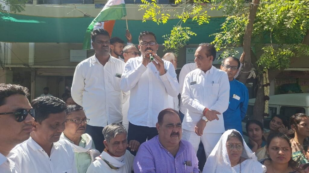 पूर्व मुख्यमंत्री कमलनाथ के खिलाफ आपत्तिजनक टिप्पणी करने के विरोध में कांग्रेसियों ने सांसद और मंत्री का फूंका पुतला | New India Times