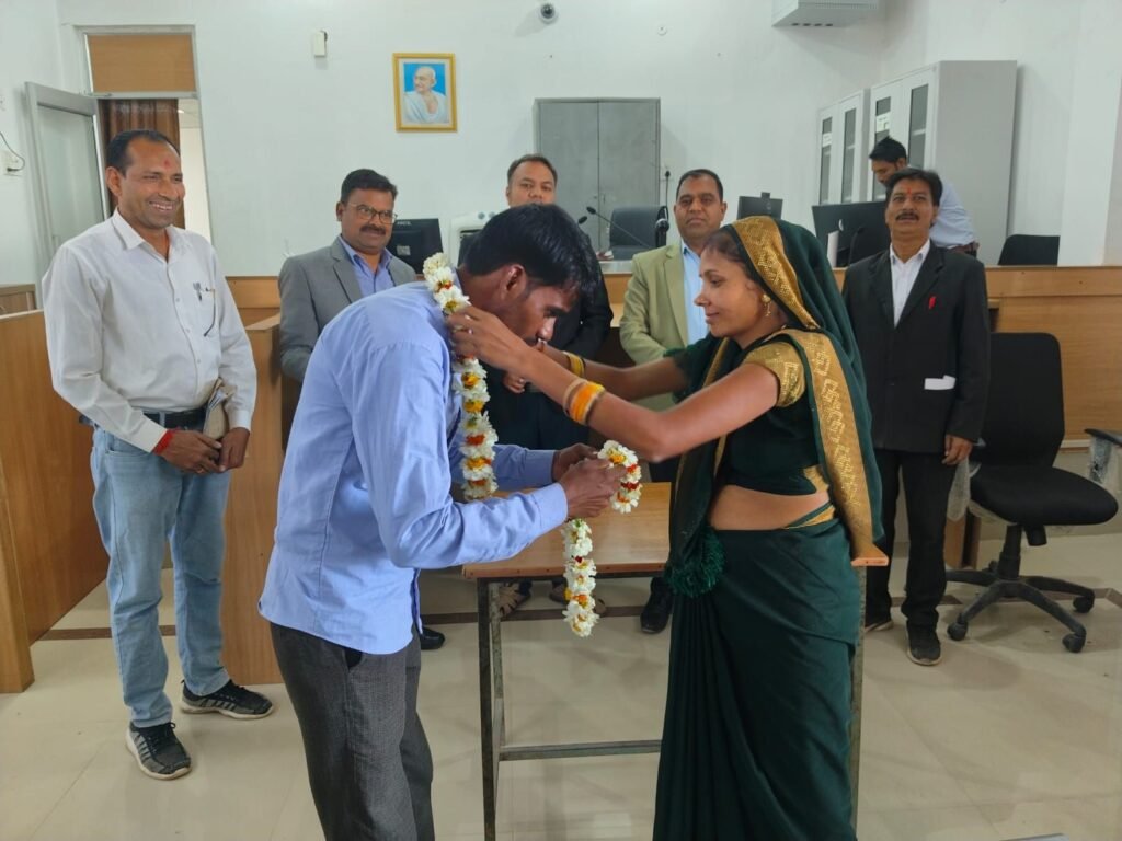 लोक अदालत में पति-पत्नी की हुई सुलह, न्यायाधीशों के सामने पहनाई एक दूसरे को माला, एक साथ हुए घर रवाना | New India Times