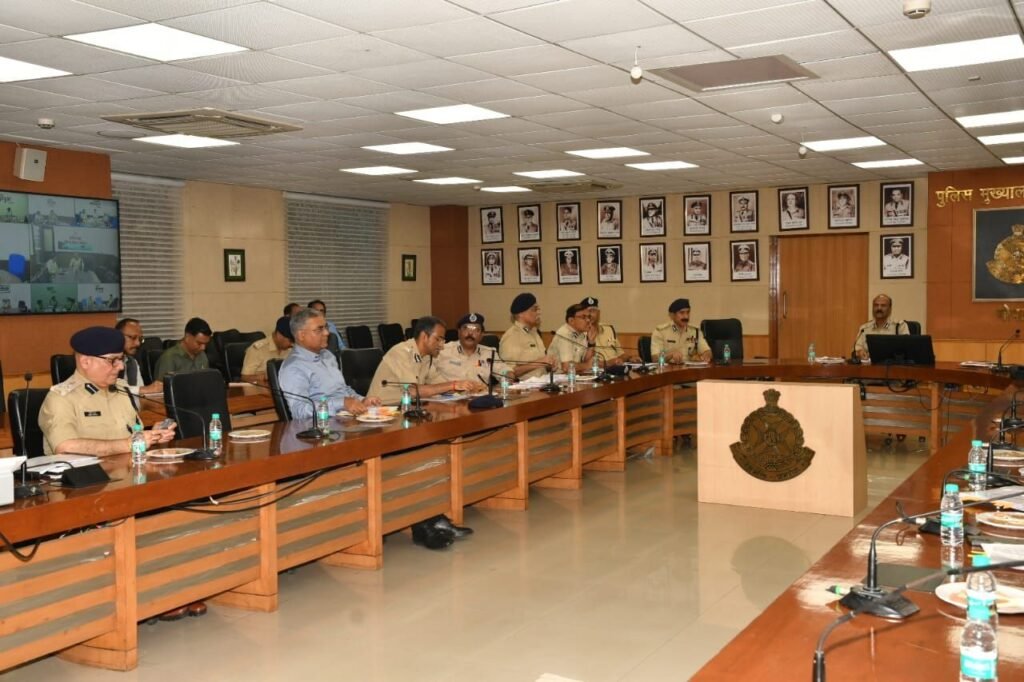 त्यौहारों पर प्रदेश में शांति एवं कानून व्यवस्था बनाए रखने के लिए पुलिस महानिदेशक ने वीडियो कॉन्फ्रेंसिंग के माध्यम से पुलिस विभाग के आला अधिकारियों की ली बैठक | New India Times