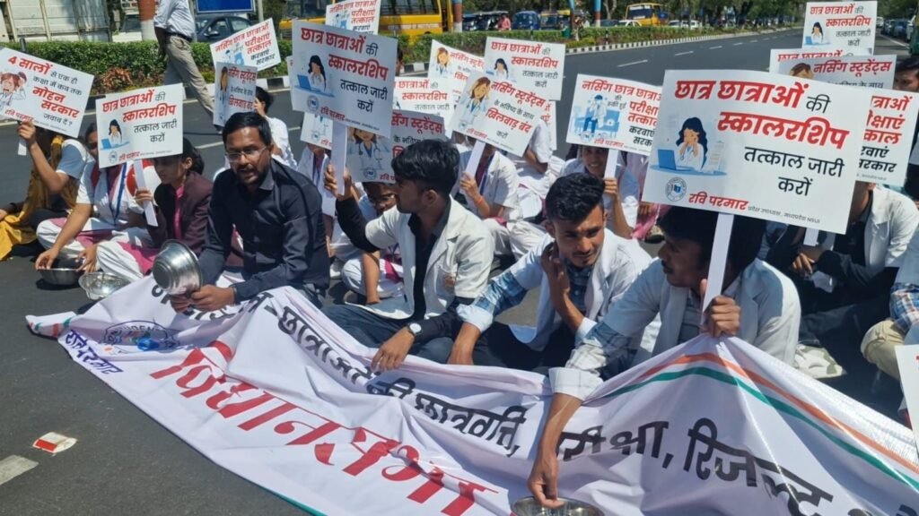 कटोरा लेकर छात्रवृत्ति एवं डिग्री की भीख मांगने जा रहे नर्सिंग छात्र छात्राओं को पुलिस ने रोका | New India Times